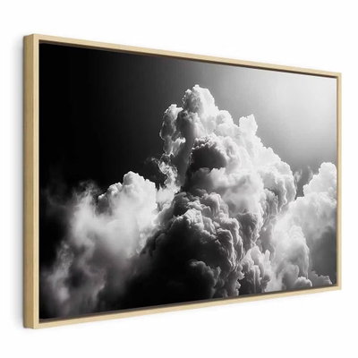 Clouds like from dreams let – naturfärgad ram. Ett starkt ljus från sidan fångar täta vita moln mot en svart och mörkgrå himmel.