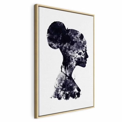 Abstract profile vertical – naturfärgad ram. En mörk kvinnoprofil med uppsatt hår formas av blåsvarta akvarellskikt och ljusa luckor mot vitt.
