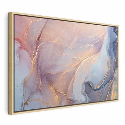 Pink and blue marble – naturfärgad ram. Mjuka rosa, vita och blå färgskikt möter tunna guldfärgade ådringar i ett tryckt marmormotiv.