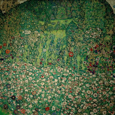 Gustav klimt – motivvy. Små röda, vita och rosa blommor fyller en grön trädgård med en stig och mörkare träd.