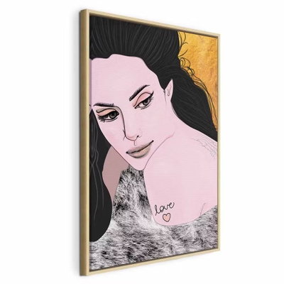 Sensual and love vertical – naturfärgad ram. En kvinna med långt svart hår återges i rosa och svart med en gyllengul bakgrund och små skrivna detaljer.