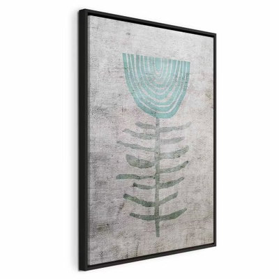 Blue lily vertical – svart ram. En förenklad växt med raka sidoblad och en rundad blågrön blomform står mot en sliten gråbeige botten.