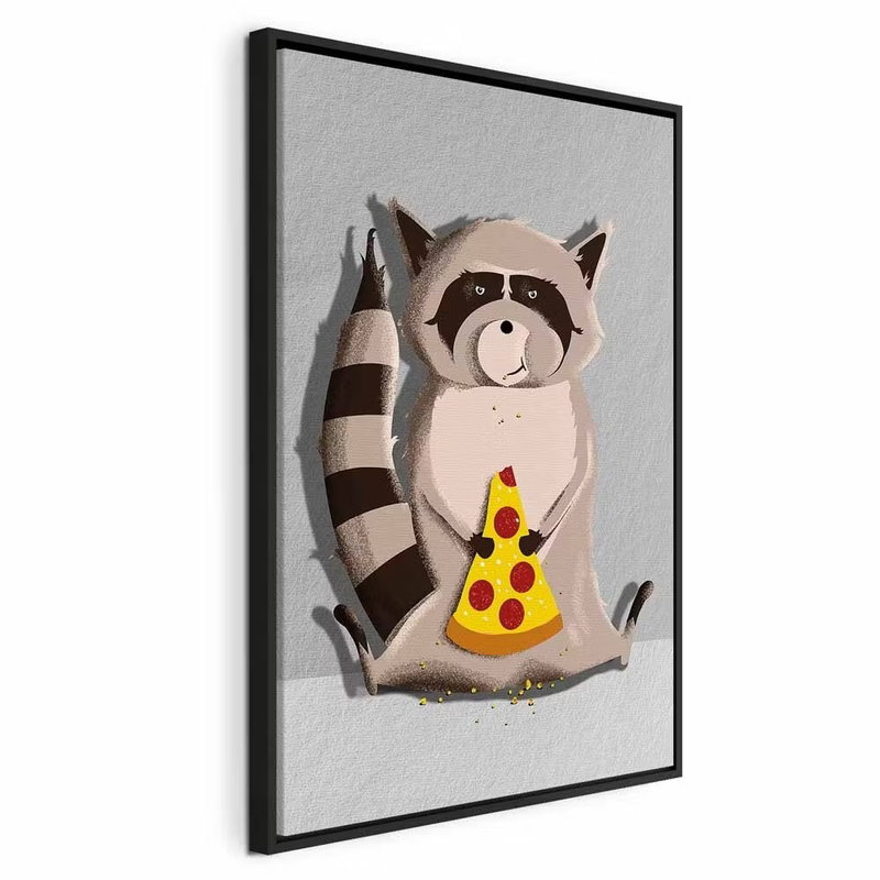 Gourmand raccoon vertical – svart ram. En tecknad gråbrun tvättbjörn håller en gul pizzabit med röda detaljer framför sig på grå botten.