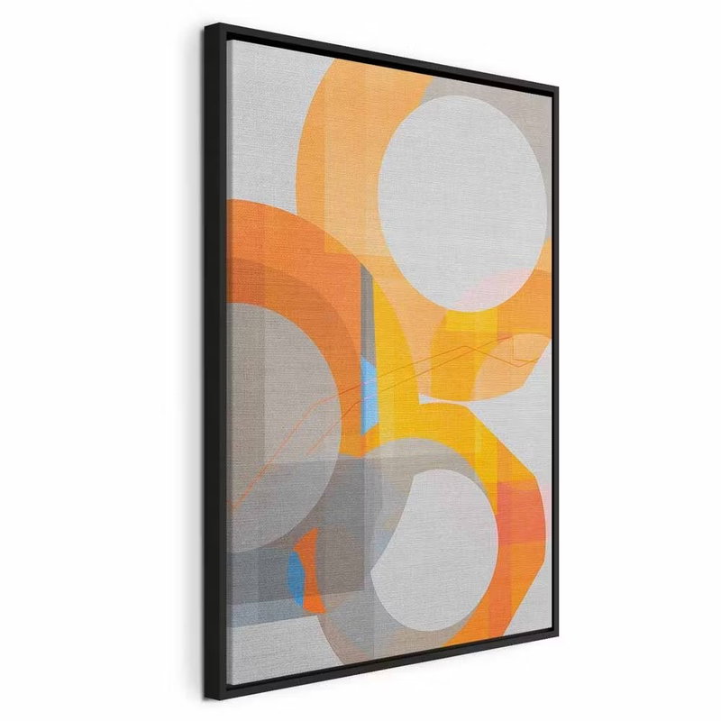 Multicolour vertical – svart ram. Stora ljusgrå cirklar möter breda orange och gula band i en lodrät geometrisk komposition.