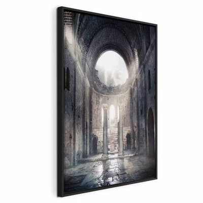 Chamber of secrets vertical – svart ram. Ett högt valv med en ljus rund öppning reser sig över en mörk, stenlagd sal med pelare och skuggor.