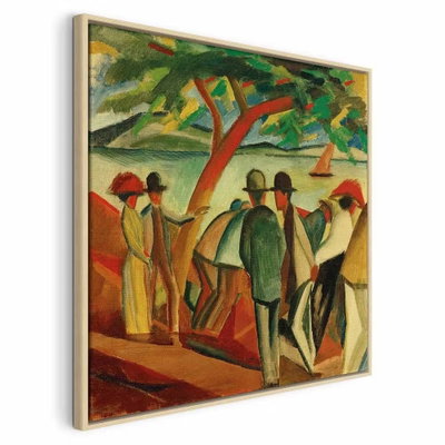 August macke spaziergänger – naturfärgad ram. En grupp personer i hattar och långa kläder står under ett träd vid vatten med en liten segelbåt.