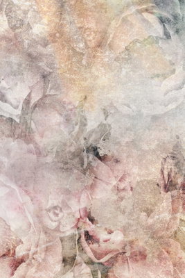 Nostalgic bouquet vertical – motivvy. Ljusa blomformer i grått, beige och blekt rosa överlappar varandra med ett mjukt, målat uttryck.