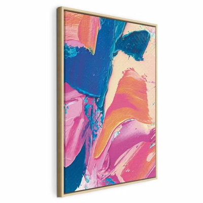 Energetic shapes dynamic oil – naturfärgad ram. Breda, måleriska färgdrag i rosa, blått, gult och orange ger en stående bild med tydliga överlappningar.