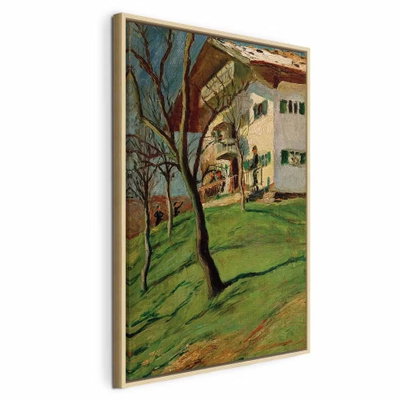 August macke unser häuschen – naturfärgad ram. Ett vitt hus med gröna fönsterluckor står bakom en sluttande gräsmatta och flera smala träd.