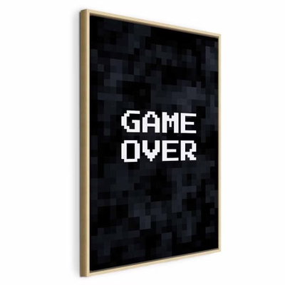 Pixel game over – naturfärgad ram. Vit pixeltypografi med orden GAME OVER ligger på en nästan svart, rutig bakgrund.