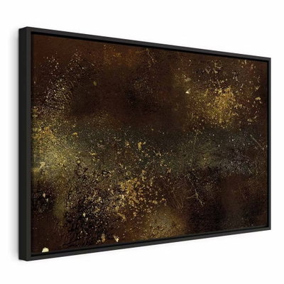Golden constellation wide – svart ram. Små guldfärgade prickar och disiga fält ligger spridda över en mörkt brun och svart bakgrund.