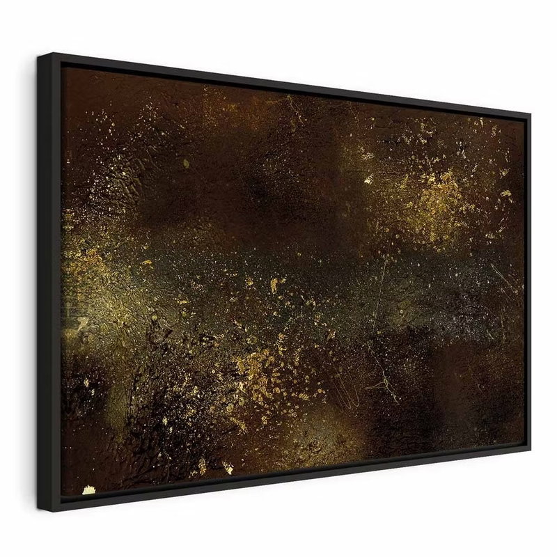 Golden constellation wide – svart ram. Små guldfärgade prickar och disiga fält ligger spridda över en mörkt brun och svart bakgrund.