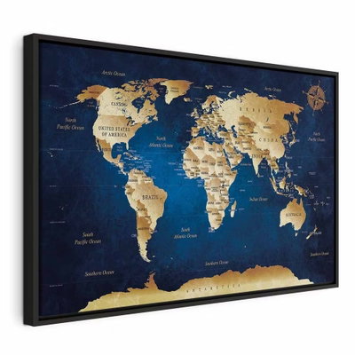 World map the dark blue – svart ram. Guldfärgade kontinenter möter en djupblå, skiftande bakgrund med en dekorativ kompassros.