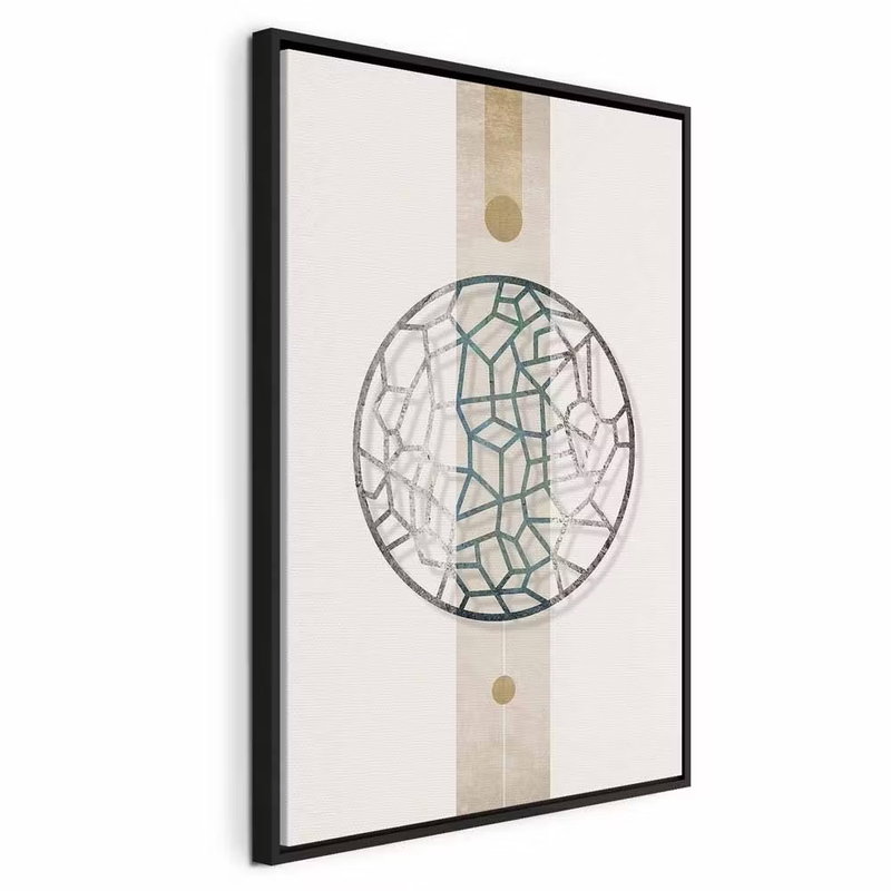 Circle with artistic details – svart ram. En cirkel med oregelbundna grå och turkosa linjer ligger över ett lodrätt beige band med små runda detaljer.