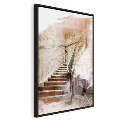 Secret stairs vertical – svart ram. En trappa med mörkt räcke leder uppåt mellan ljusa, slitna väggytor i ett målat motiv i beige och brunt.