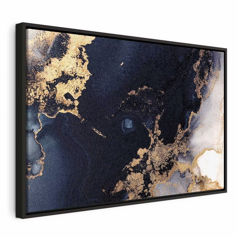 Marble and navy blue – svart ram. Mörkt blå fält möter vita partier och guldfärgade ådringar i ett tryckt marmormönster.