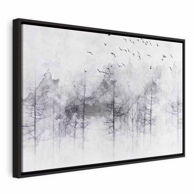 Winter forest wide – svart ram. Tunna grå trädstammar möter ljus snö och blekblå skiftningar i en bred vintervy.