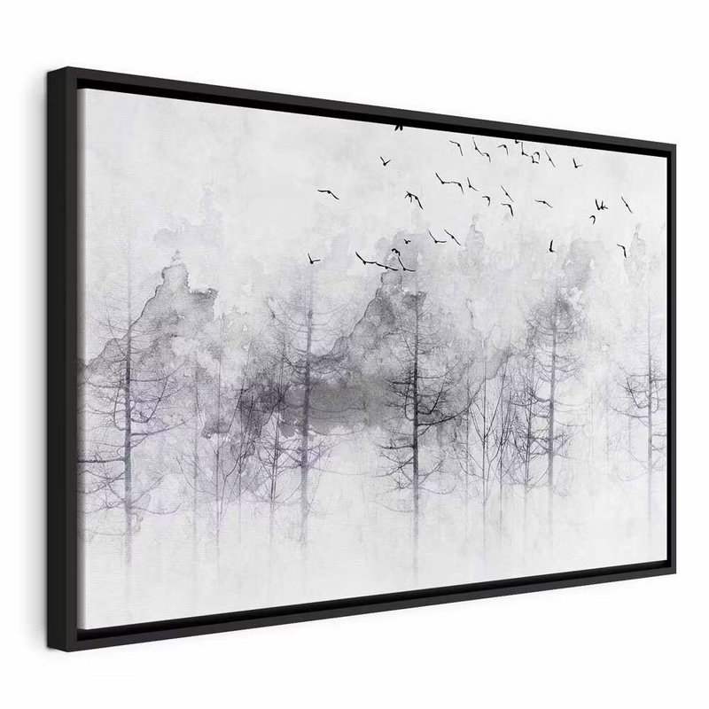 Winter forest wide – svart ram. Tunna grå trädstammar möter ljus snö och blekblå skiftningar i en bred vintervy.