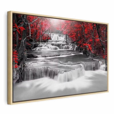 Cascade of thoughts wide red – naturfärgad ram. Vitt vatten faller över flera mörka avsatser i en skog där starkt röda blad bryter av mot gråskalan.