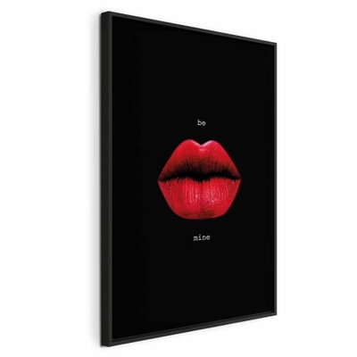 Red lips black background – svart ram. Ett par röda läppar och liten ljus typografi framträder mot en svart bakgrund.
