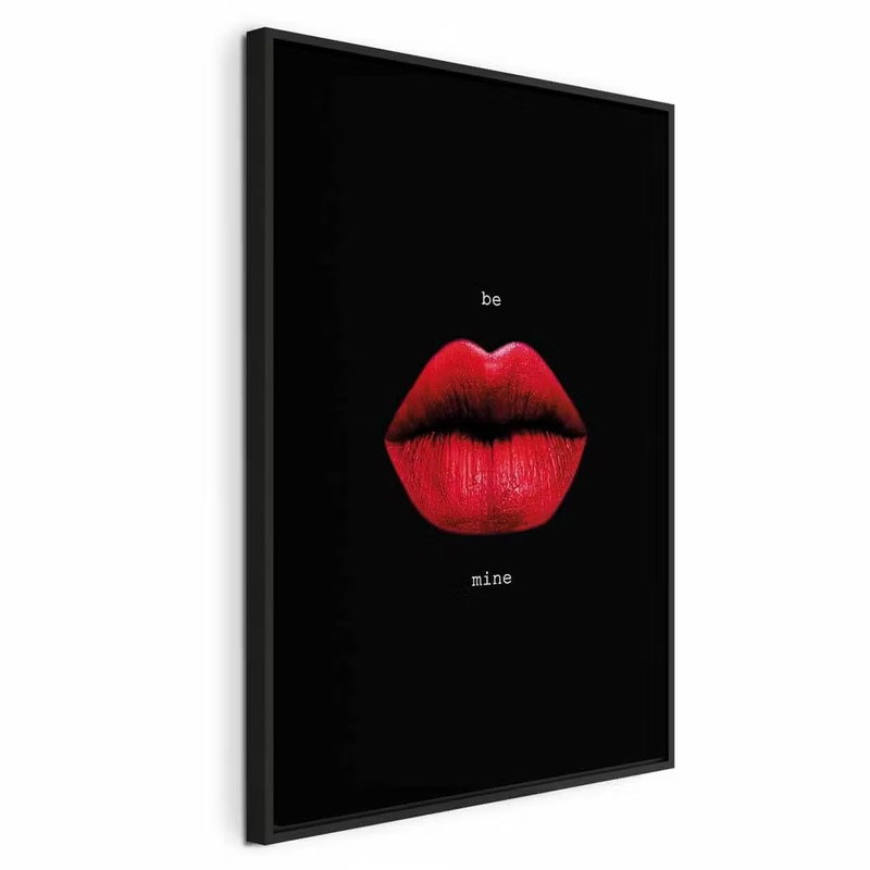 Red lips black background – svart ram. Ett par röda läppar och liten ljus typografi framträder mot en svart bakgrund.