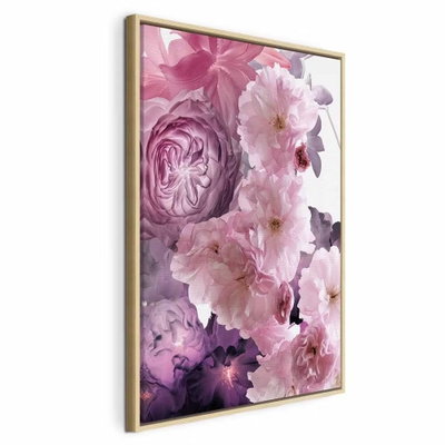 Garden of floral scents – naturfärgad ram. Stora rosa blommor med lager av kronblad och små mörklila detaljer fyller den stående bildytan.