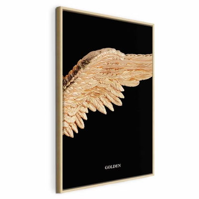 Lightness of existence – naturfärgad ram. En guldfärgad vinge med många tunna fjäderdetaljer sträcker sig in över en svart botten.