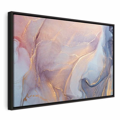 Pink and blue marble – svart ram. Mjuka rosa, vita och blå färgskikt möter tunna guldfärgade ådringar i ett tryckt marmormotiv.
