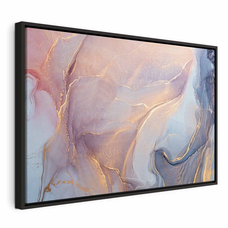 Pink and blue marble – svart ram. Mjuka rosa, vita och blå färgskikt möter tunna guldfärgade ådringar i ett tryckt marmormotiv.