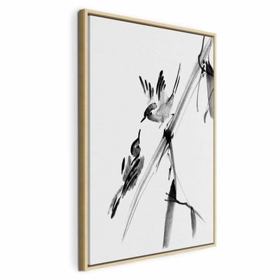 Winged love vertical – naturfärgad ram. Små svartvita fåglar sitter på tunna diagonala grenar och linjer mot en ljus bakgrund.
