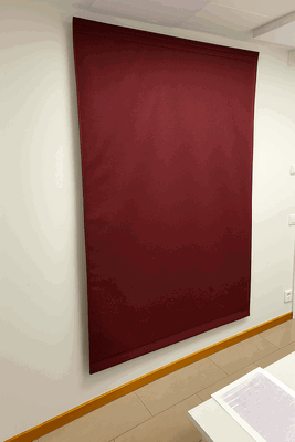 Varuprov - väggtextil - Acoustic Wall Textile röd färg upphängd i kontorsmiljö framhäver både stil och ljuddämpning