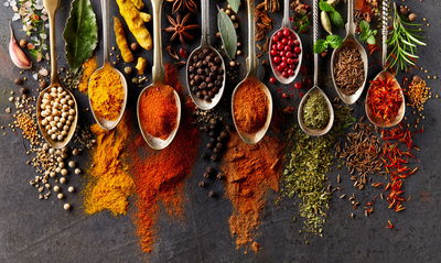 Ljuddämpande tavla - Spices on a black background