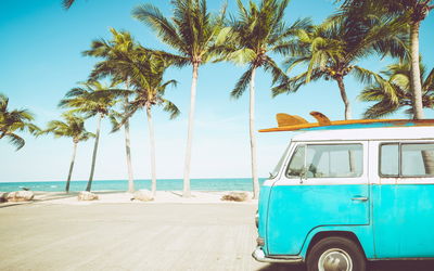 Ljuddämpande tavla - Retro car on the beach 3d