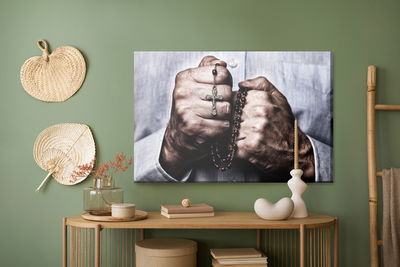 Ljuddämpande tavla - Hands holding the rosary