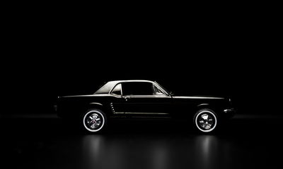 Ljuddämpande tavla - Black retro car on a dark