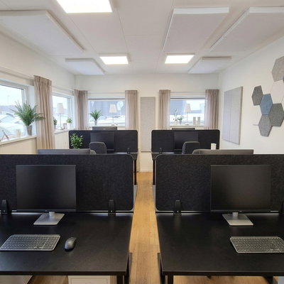 Bulletin Desk Screen: Black desk screens for office environments to improve the acoustic environment