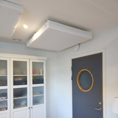 PES Ceiling Deep Absorb -kattoakustiikkalevy, 100 mm, asennettu ikkunan lähelle valoisassa tilassa