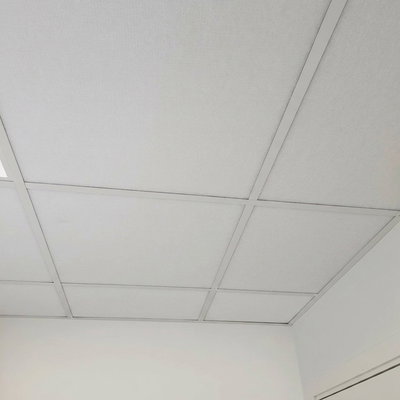 SilentDirect PES 592x592 -äänieriste on asennettu huoneen kulmassa olevaan kattorakenteeseen