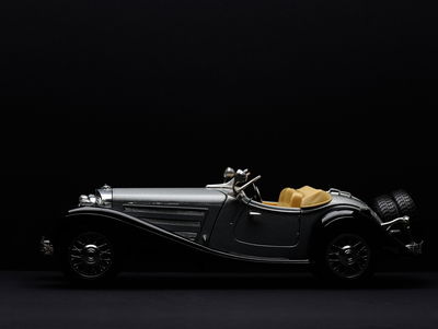 Ljuddämpande tavla - Historic car on dark tees