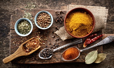 Ljuddämpande tavla - Board with various spices