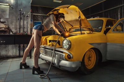 Ljuddämpande tavla - Sexy woman welded to a car