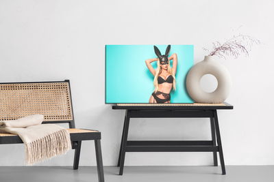 Ljuddämpande tavla - Woman in bunny costume