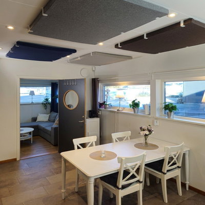 Keittiöön ja ruokailutilaan asennetut kattoakustiikkalevyt parantavat ääniympäristöä