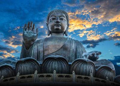 Ljuddämpande tavla - Buddha statue at po lin