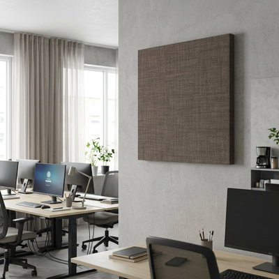 SilentDirect Wall Square brun ljudabsorbent monterad på vägg i kontorsmiljö