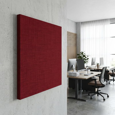 SilentDirect Wall Square röd ljudabsorbent monterad på vägg i kontorsmiljö