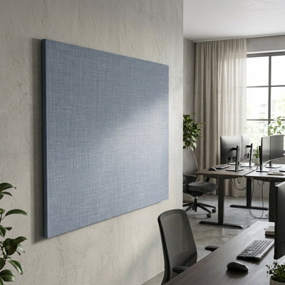SilentDirect Wall Rectangle ljusgrå ljudabsorbent monterad på vägg i kontorsmiljö