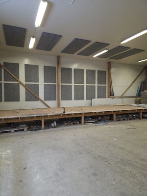 Loftsmonterede SilentDirect PES Ceiling Deep Industry lydabsorbenter i et værkstedsmiljø