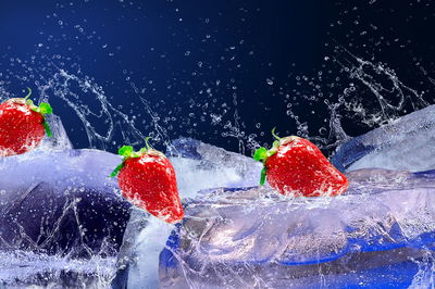 Ljuddämpande tavla - Strawberries on ice