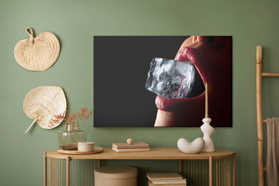 Ljuddämpande tavla - A woman with an ice cube